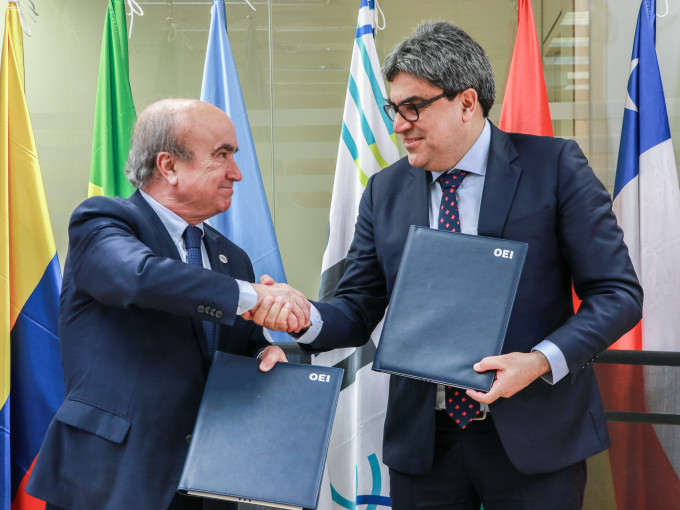 Mariano Jabonero y Martín Benavides en la firma del acuerdo entre la OEI y el IIPE UNESCO