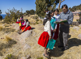 Estudiantes en un aula al aire libre en Perú.